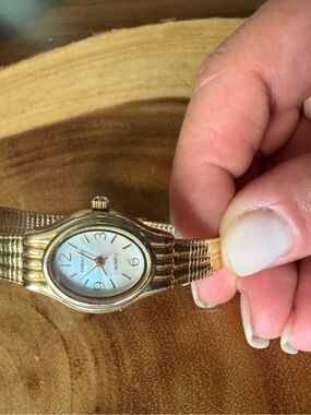 Bass Gold-tone Women's Quartz Stretch Bracelet Watch with Mother-of-Pearl Dial